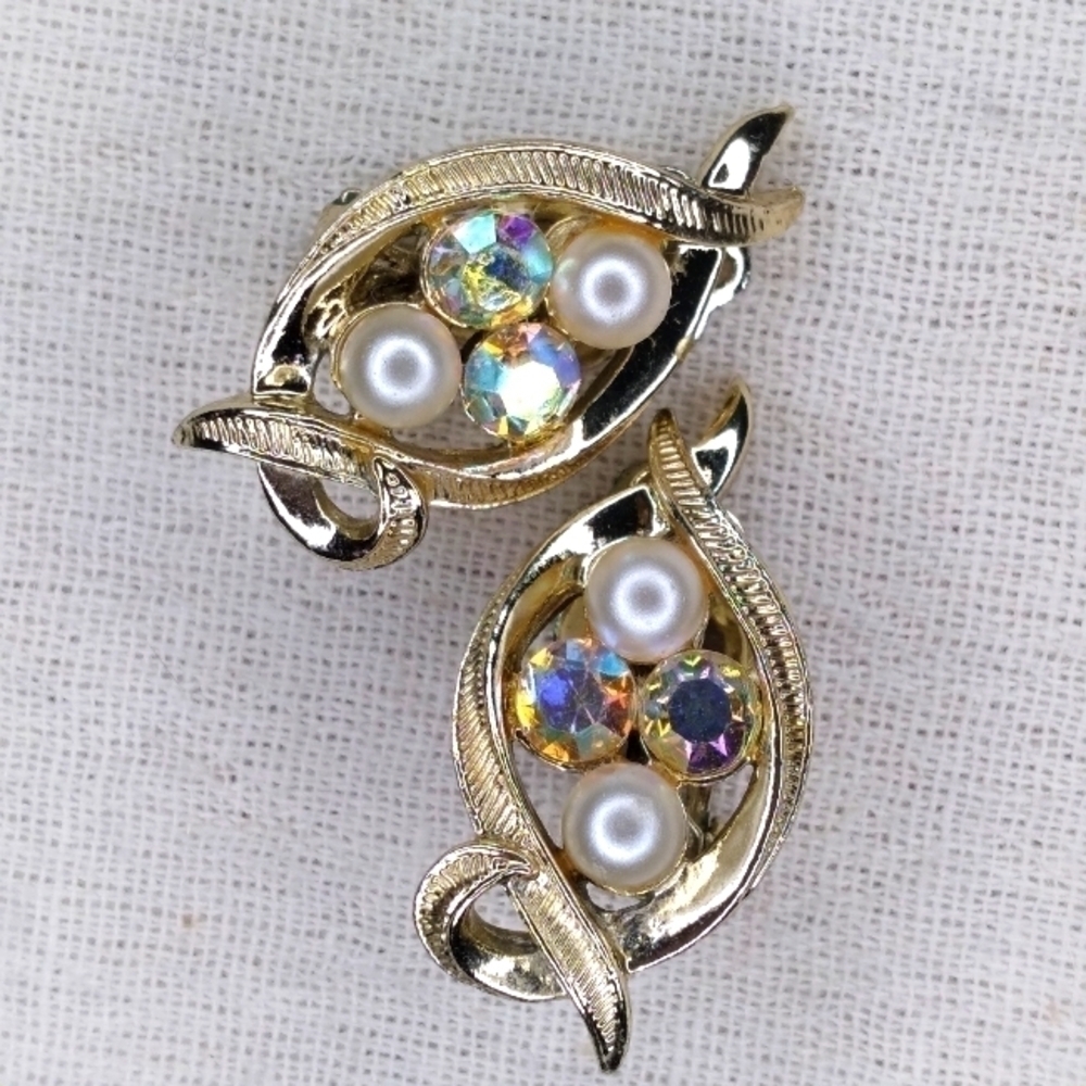 𝅺vintage clip -on earring